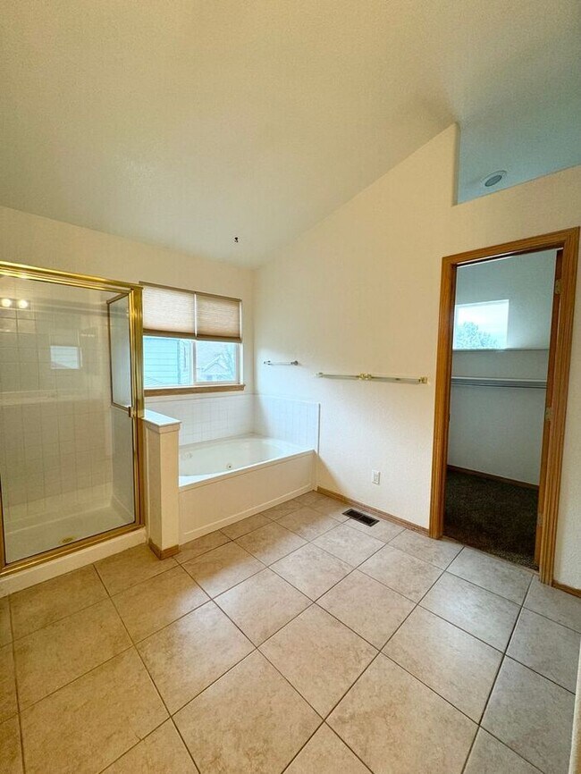 Building Photo - Gorgeous 5 Bedroom 3.5 Bath House with 3 c...