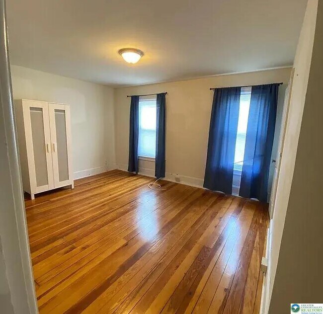 Building Photo - 528 Selfridge St