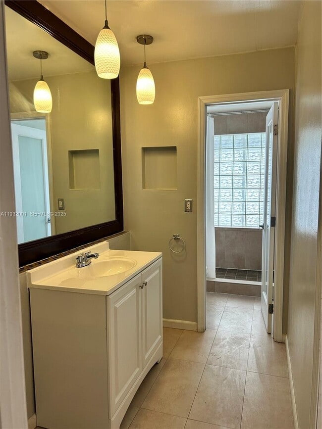 Building Photo - 1628 NE 4th Pl