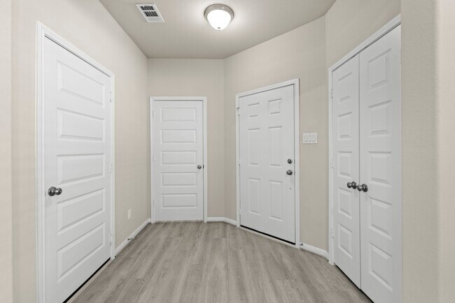 Building Photo - 10419 Astor Pt Trl