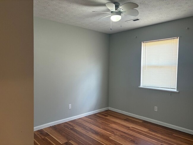 Building Photo - 4 bedroom 2 bath