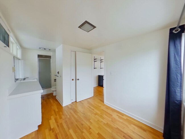 Building Photo - 1825 University St