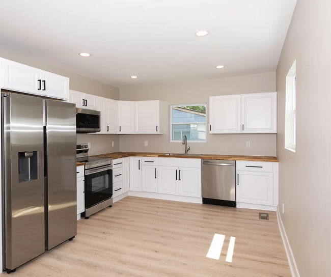 Building Photo - 830 Vermont Ave