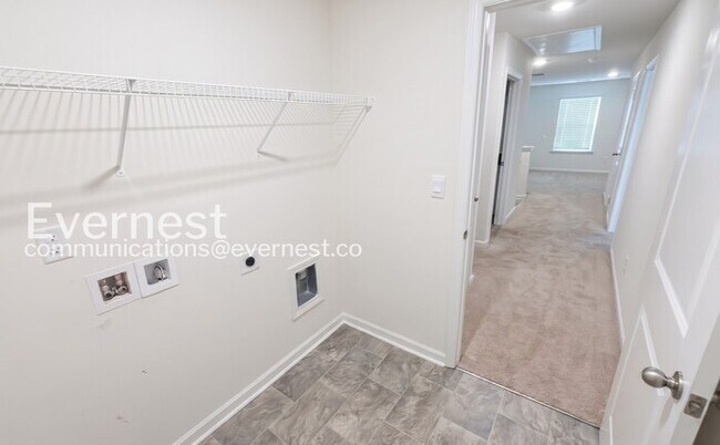 Building Photo - 3-Bed/2.5-Bath Spacious Home/Available Now!