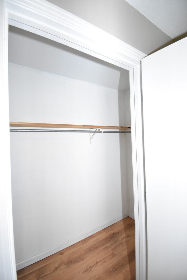 Building Photo - 2 Bedroom Pet Friendly Home For Rent!