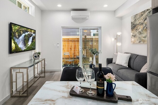 Building Photo - Modern 2 bed 2 bath town house available for move NOW