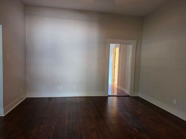 Building Photo - FOR LEASE!!
