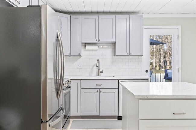 Building Photo - Gorgeous Totally Remodeled 3/2 in Garden C...