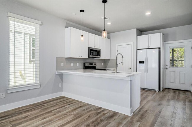 Building Photo - 340 Shady Bluff Dr