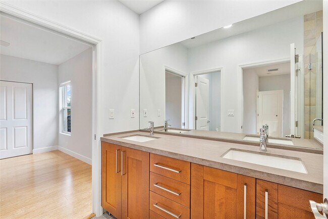 Building Photo - 825 NE 17th Way