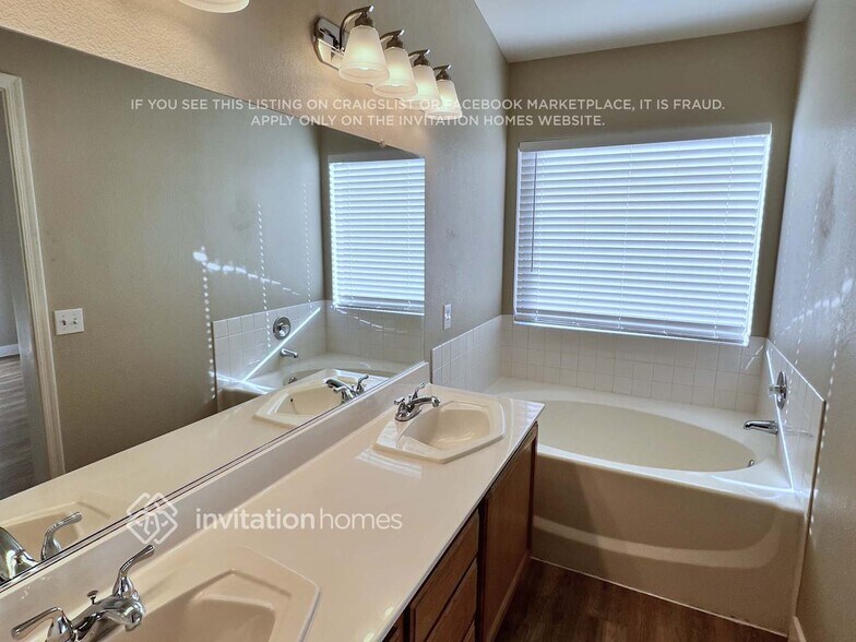 Building Photo - 1897 Longmeadow St