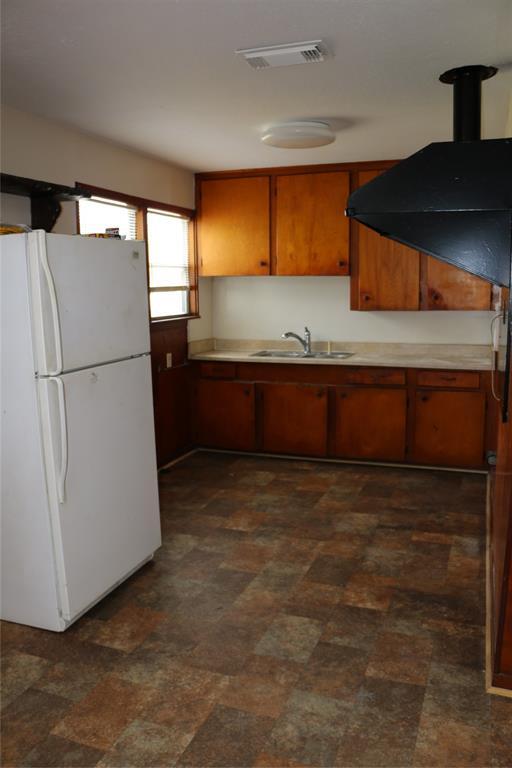 Building Photo - 502 W 8th St