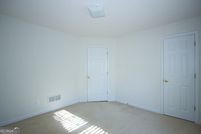 Building Photo - 2804 James Henry Dr