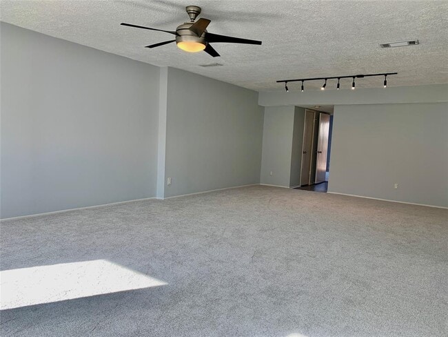 Building Photo - 374 N Post Oak Ln