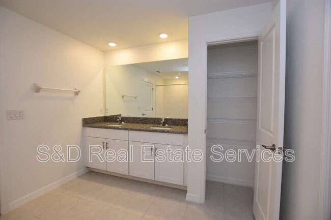 Building Photo - 1940 Red Lp