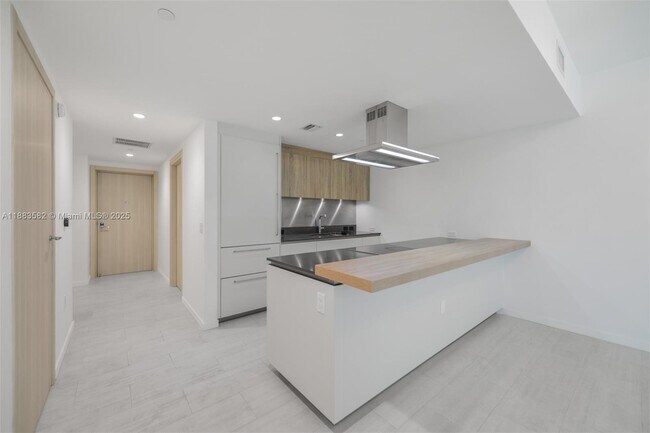 Building Photo - 1000 Brickell Plaza