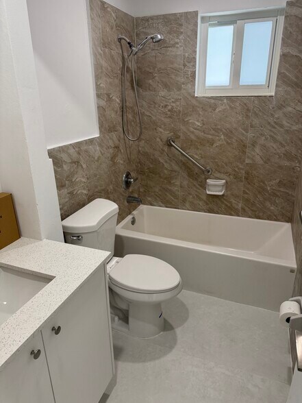 Guest bathroom - 2620 SW 17th St