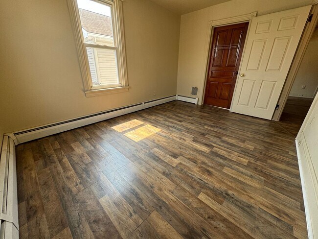 Building Photo - THREE BEDROOM/ONE BATH TWIN