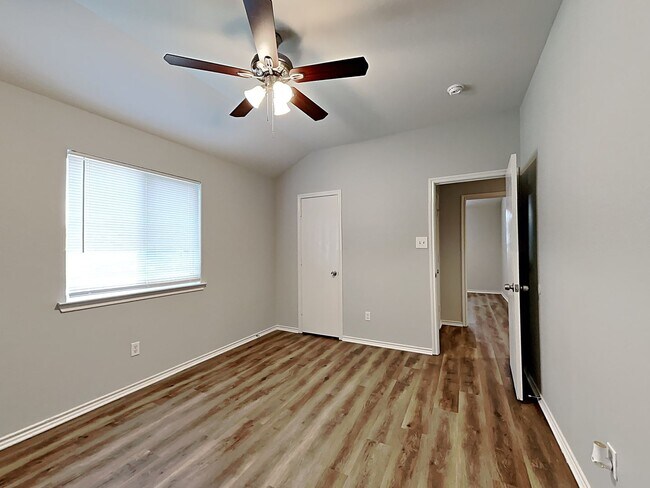 Building Photo - Charming 3-Bed, 2-Bath Home in Dallas with Garage Parking