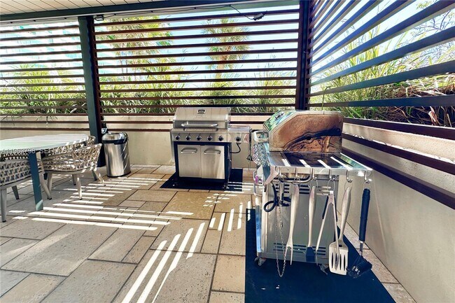 Building Photo - 400 South Pointe Dr