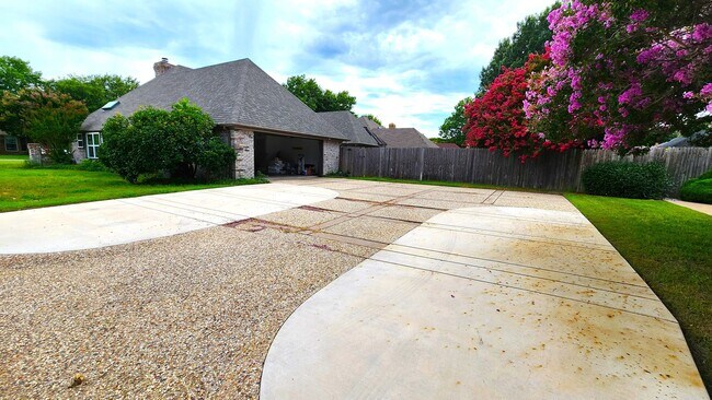Building Photo - Remodeled with Luxurious Finishes!