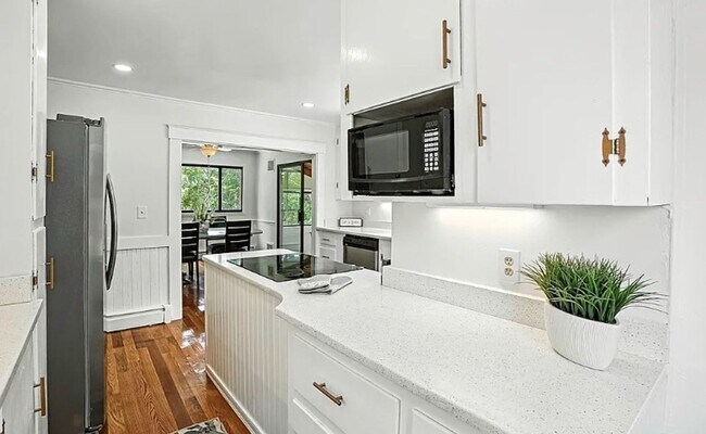 Building Photo - newly renovated 4 bdr farm house