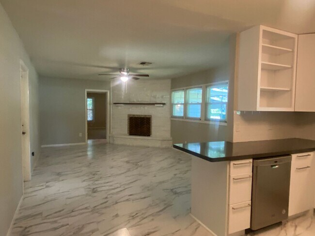 Building Photo - 4 BEDROOM WITH POOL