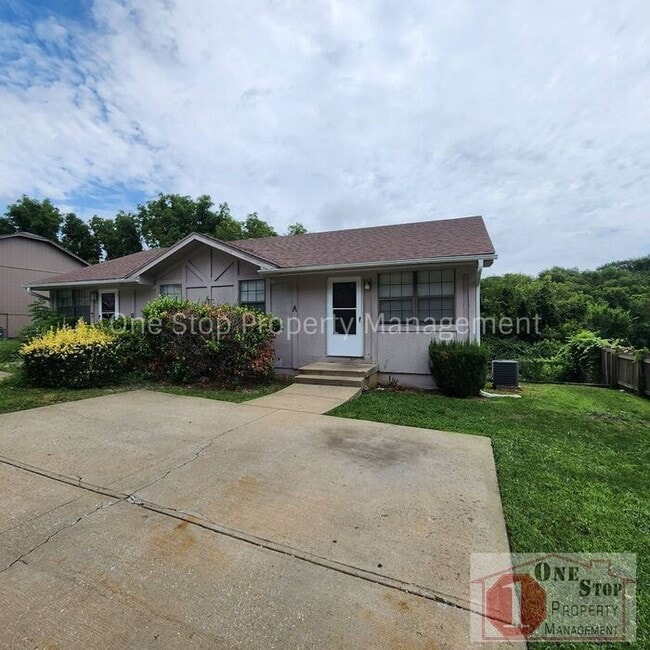 Primary Photo - 3 bedroom, 2 bathroom duplex in Lee's Summit, MO!!
