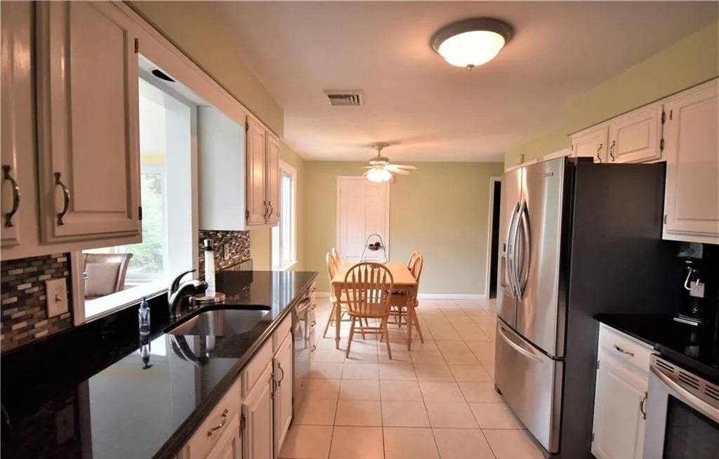 Kitchen - 25 Shelter Rock Rd