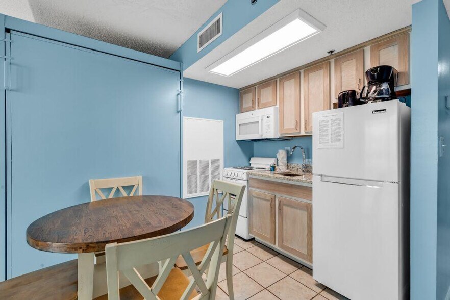 Building Photo - 647 N Creekside Dr