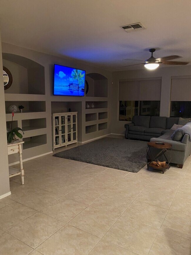 Building Photo - Upgraded and Spacious 5 Bed/3 Bath in Northwest Phoenix