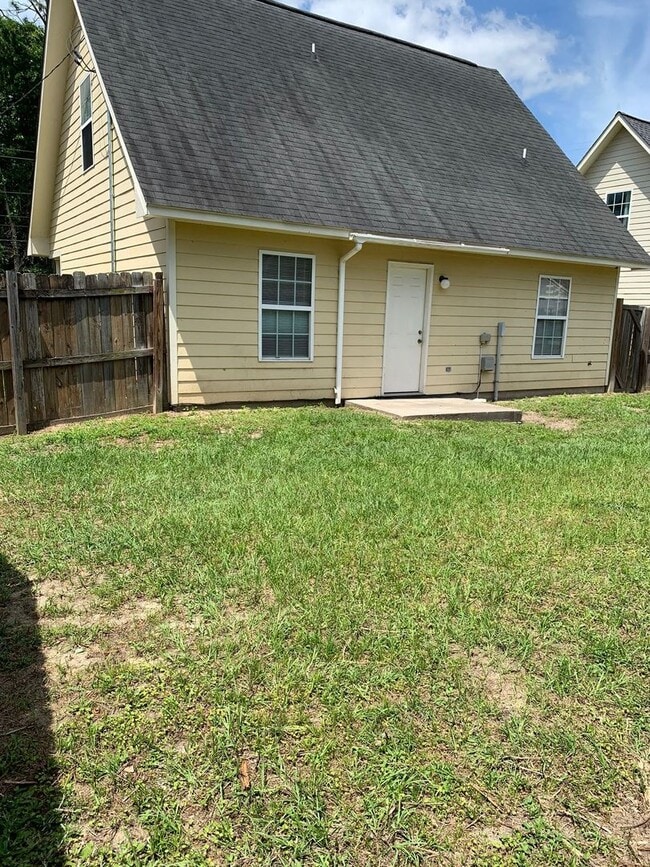 Building Photo - Charming 3BR/2.5BA Two-Story Home with Fenced Backyard
