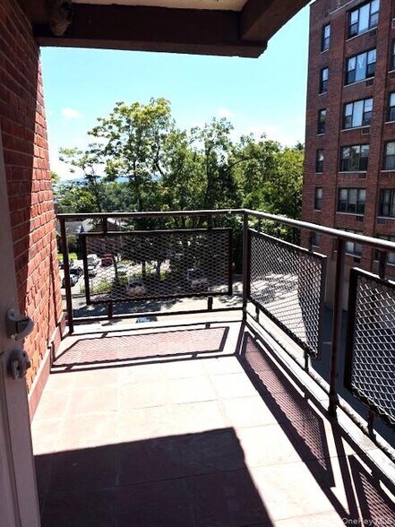 Building Photo - 119 S Highland Ave
