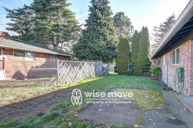 Building Photo - 119-121 S Garrison Rd