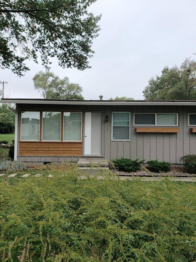 Building Photo - 1509 W 22nd Terrace