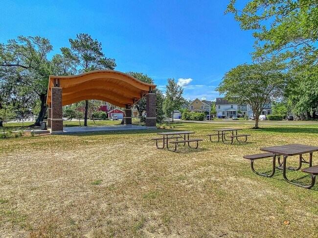 Building Photo - Stunning 3-Bed / 2.5-Bath Home in Park Cir...