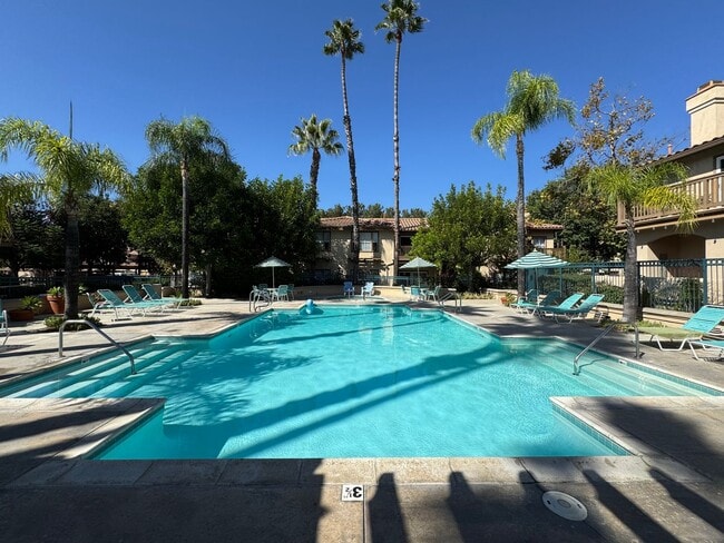 Building Photo - Immaculate 2Bd/2Ba Condo w/Brand New Floor...