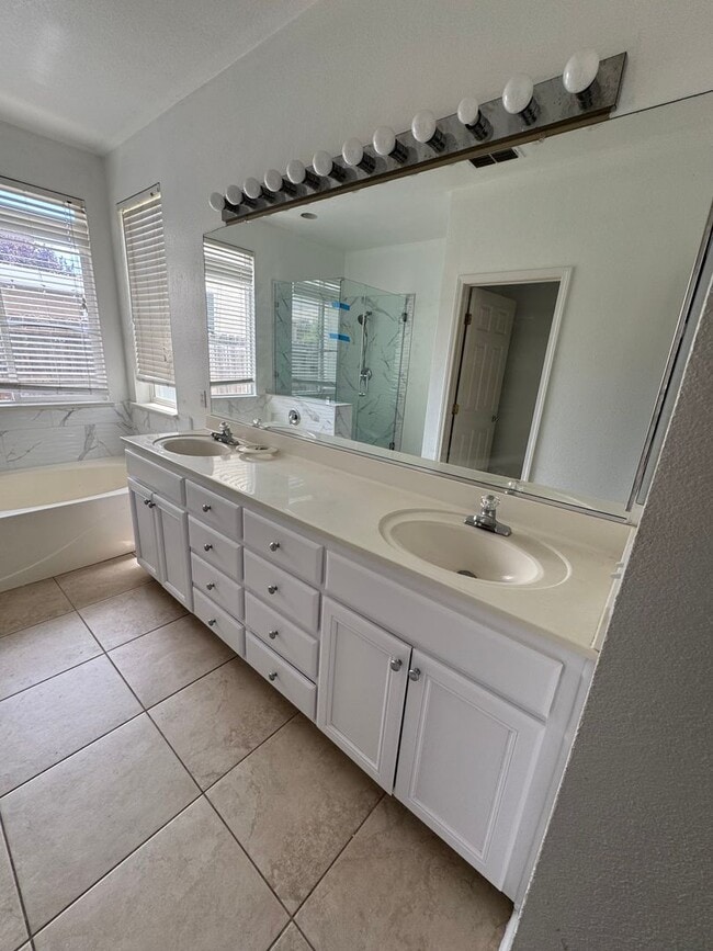 Building Photo - Conveniently Located Home