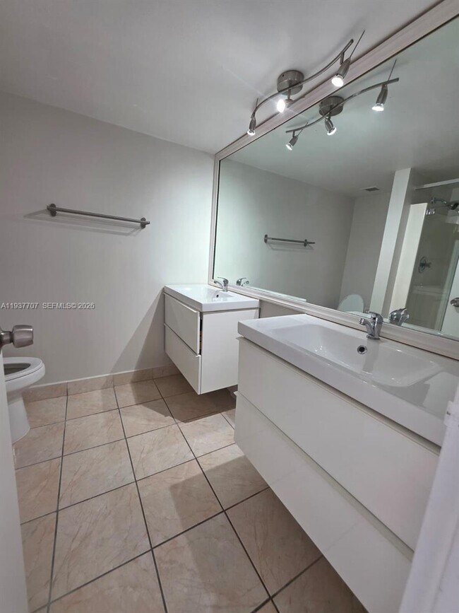 Building Photo - 13499 Biscayne Blvd