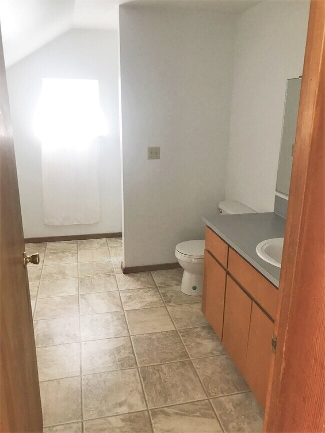 Building Photo - 5 bed/3 bath and 3 kitchen house in West U...