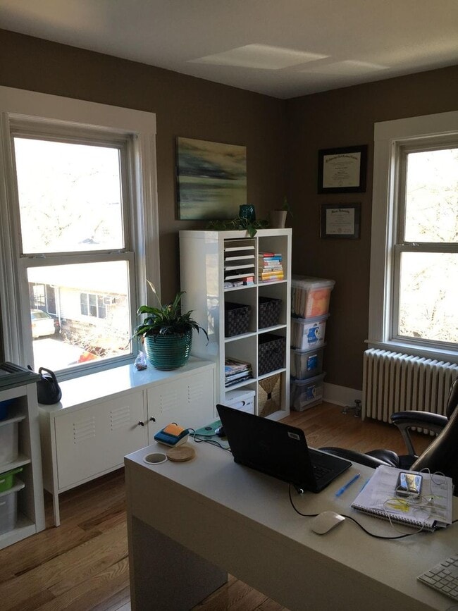 Building Photo - Fantastic, DE-LEADED 4-bedroom, 2.5 bathroom townhouse in Newton available for a summer move-in!