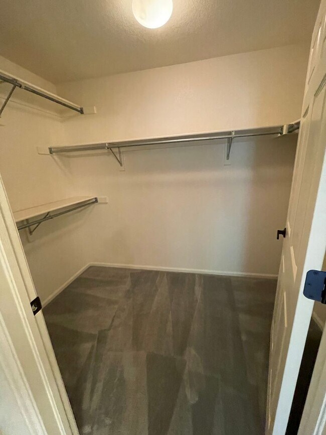 Building Photo - Spacious 2 Bed/2 Bath Ground-Level Condo i...