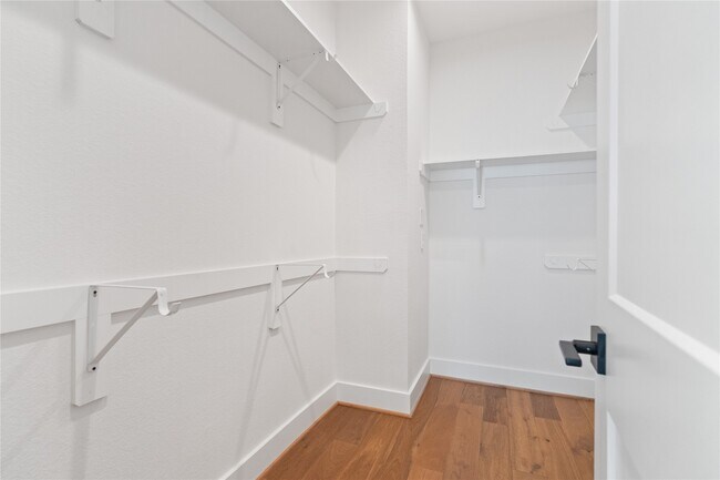 Building Photo - 1120 Hogan St