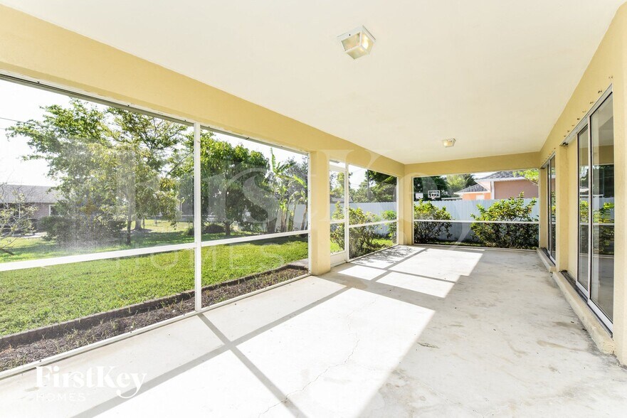 Building Photo - 633 SW 9th Ave