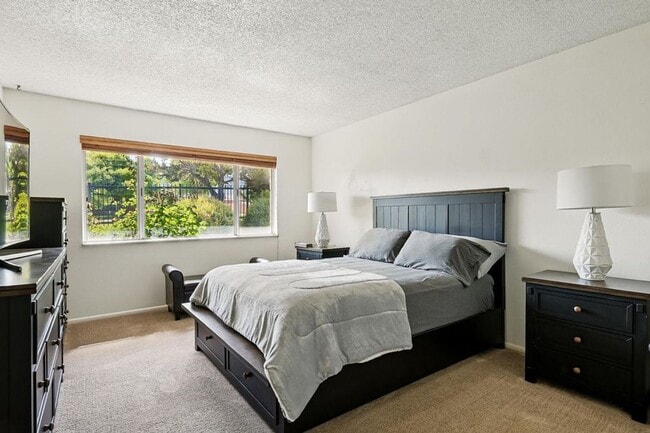 Building Photo - Charming Townhome