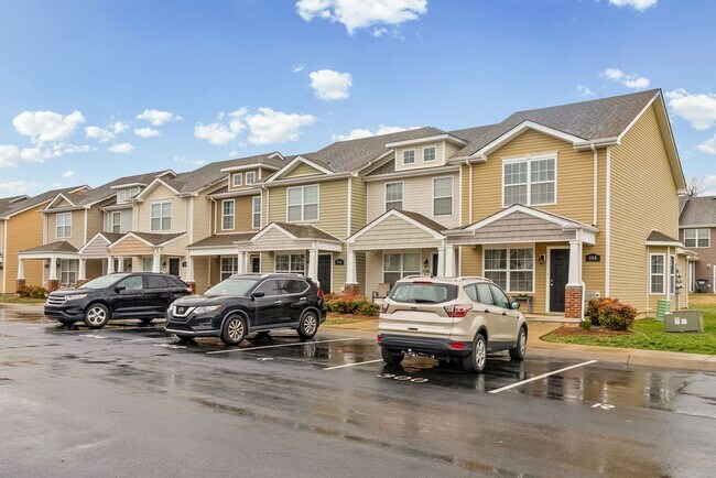 Building Photo - 2 Bedroom Pet Friendly Condo For Rent Near Beachaven Vineyard!