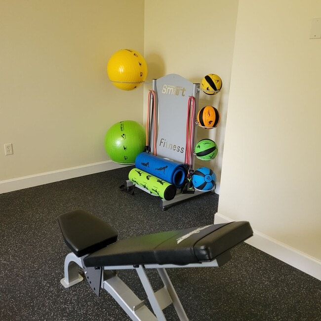 Building Photo - Annual OR Seasonal turnkey FURNISHED 2/2 ground floor condo with golf course and water views