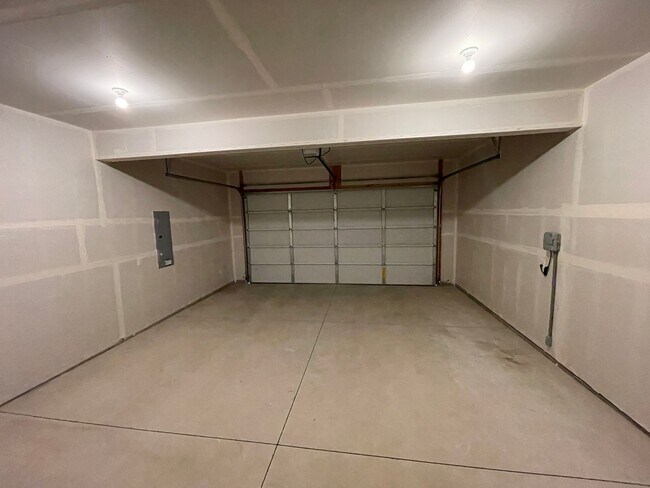 Building Photo - Brand New Hayden Home
