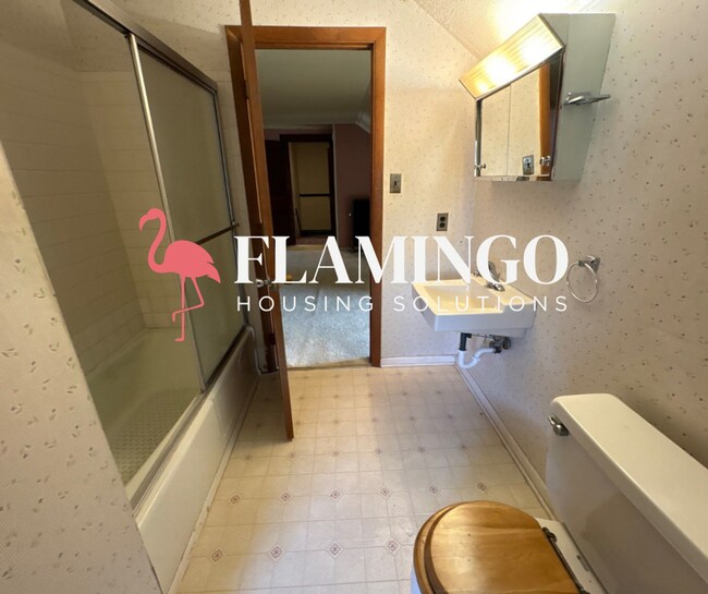 Building Photo - “Massive 8-Bedroom Home in Dayton – Rare Multi-Level Living Space”