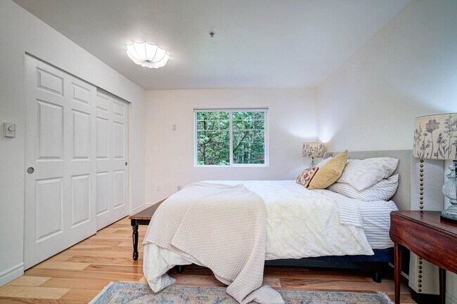 Building Photo - 3Bd/2Ba Issaquah Condo